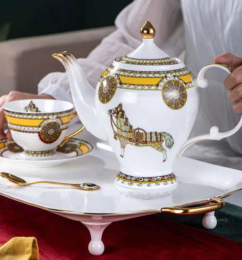 Elegant Luxury English Royal Court Style Hand Made Fine Porcelain Bone China Gold Plated Coffee and Tea Set 12 Pices