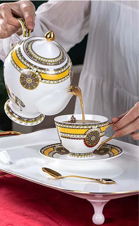 Elegant Luxury English Royal Court Style Hand Made Fine Porcelain Bone China Gold Plated Coffee and Tea Set 12 Pices