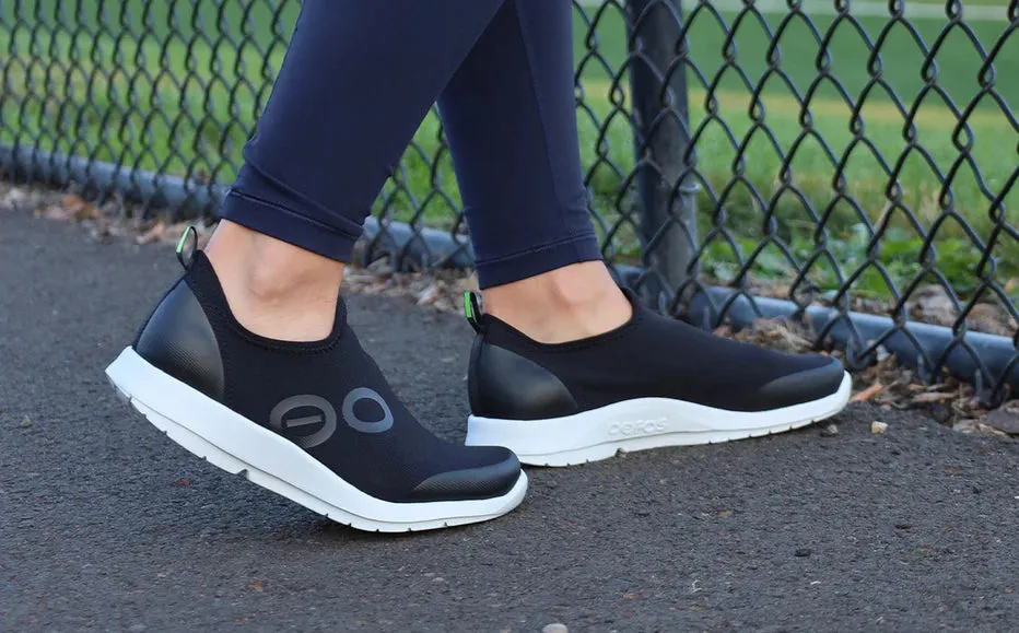 OOFOS OOmg Sport Low Shoe (White/Black) - Women's