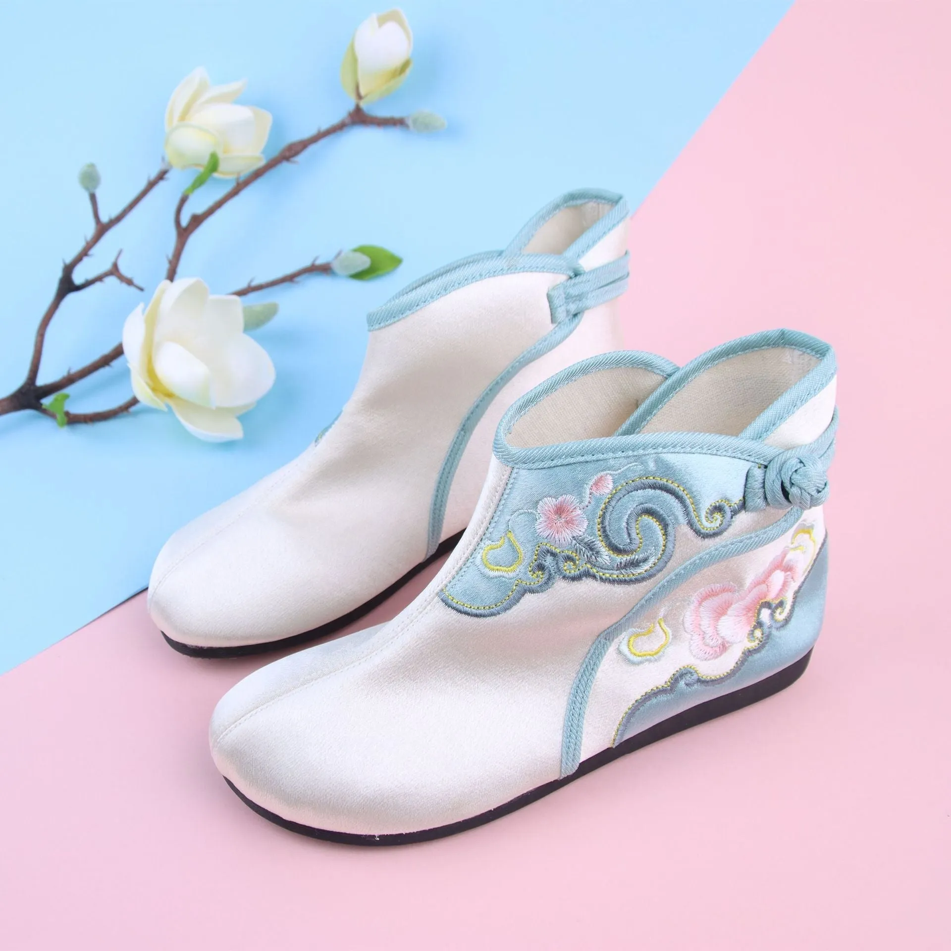 Women's Embroidered Cotton Chinese Style Autumn Canvas Shoes